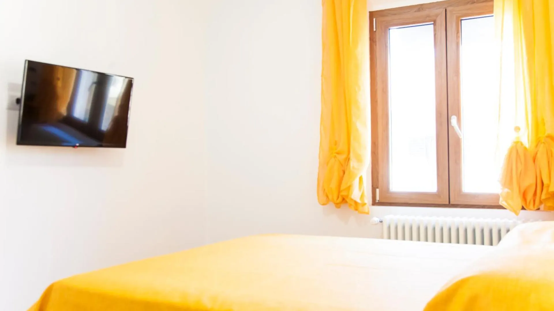 Yellow Room Pisa Guest house